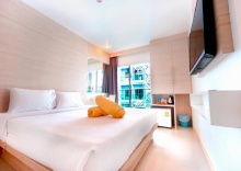 Двухместный номер Deluxe с балконом двуспальная кровать в Mirage Express Patong Phuket Hotel