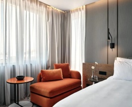 Угловой номер Premium с видом на озеро в Crowne Plaza Sofia by IHG
