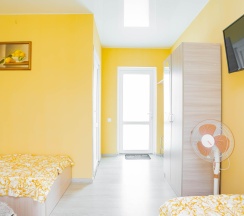 Комната стандарт с 2 односпальными и 1 двуспальной кроватью №4 в Алешкина мечта