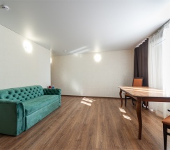 Двухуровневый большой семейный номер с балконом на 6-7 человек и видом во двор (корпус Б) в Оптимист