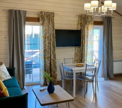 Коттедж с террасой в Yellow Stars Inn