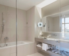Номер Superior Suite, с видом на море - с двуспальной кроватью и диваном в Pullman Sochi Centre