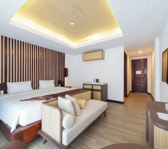 Двухместный номер Premier с балконом и с видом на бассейн двуспальная кровать в Howard Johnson by Wyndham Phuket Naiyang