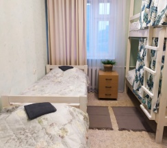 Кровать в общем номере в Флора