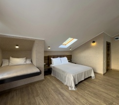 Трёхместный номер Супериор Плюс c 1 комнатой с балконом и с красивым видом из окна в Aimara