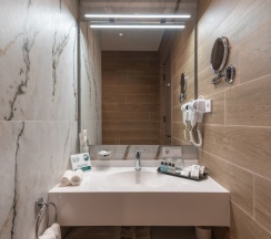 Двухместный люкс Executive с диваном двуспальная кровать в Hayasa Hotel Yerevan
