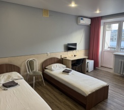 Трехместный номер с общей ванной комнатой на мансарде в Акспай