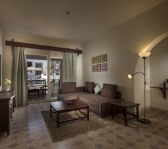 Четырёхместная семейная студия c 1 комнатой с видом на бассейн в Mazar Resort & Spa