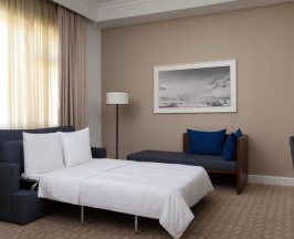 Двухместный люкс Vice-Presidential Republic Square View двуспальная кровать в Armenia Marriott Hotel Yerevan