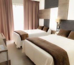 Трёхместный номер Standard с балконом в Hotel Cesar Augustus