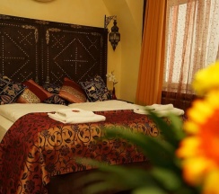 Двухместный номер Superior с видом на сад двуспальная кровать в Hotel Villa Oriental & Restaurant