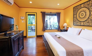 Двухместный номер Deluxe с балконом и с видом на сад двуспальная кровать в Baan Krating Phuket Resort