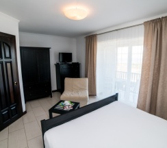 23 - Трехместный номер с балконом и прямым видом на море в Азов Инн