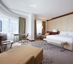 Двухместный номер Делюкс двуспальная кровать в Отель Ренессанс Минск Конгресс и СПА Центр