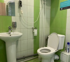 Трехместный семейный номер с собственным санузлом в Nice hostel