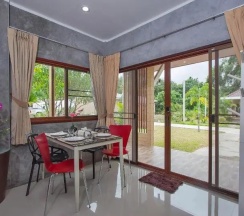 Двухместное бунгало с балконом 2 отдельные кровати в Maikhao Home Garden Bungalow