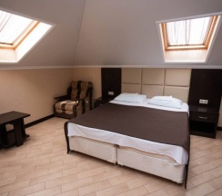 Четырёхместный люкс Мансарда с видом на горы в Елена