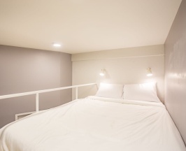 Четырёхместный номер Standard с балконом в Nornyaowarat Hostel