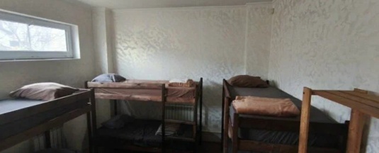 Кровать в 8-местном общем номере (нижний ярус) в Мёд