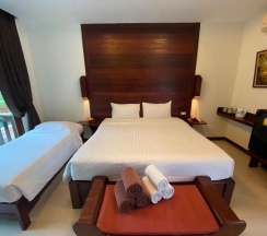 Трёхместный номер Standard с видом на бассейн в Howard Johnson by Wyndham Phuket Naiyang