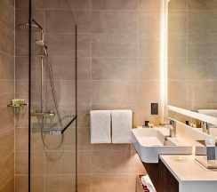 Двухместный полулюкс с видом на сад двуспальная кровать в Отель Courtyard by Marriott Baku
