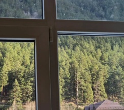 Четырёхместные апартаменты с балконом и с видом на город в White house in the mountains