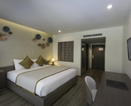 Двухместный номер Deluxe с балконом и с видом на бассейн двуспальная кровать в Chanalai Flora Resort, Kata Beach