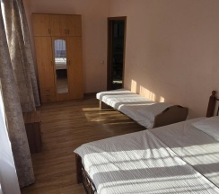 Комната стандарт с 3 односпальными и 3 двуспальными кроватями в Саймон