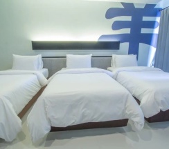 Трёхместная студия Deluxe в Baba House Phuket Hotel