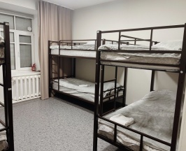 Кровать в мужском 6-местном номере в Moss hotel