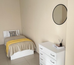 Трехместный номер с двуспальной и полутора спальной кроватью в Дисней