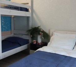 Комната полулюкс с 1 двуспальной кроватью и 1 двухъярусной кроватью в Ванилька