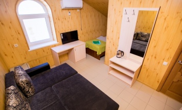 Бюджетный трехместный номер в Rose manor