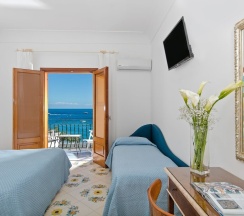 Трёхместный номер Standard с балконом и с видом на море в Hotel Pupetto
