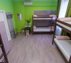 Кровать в 6-местном общем женском номере в Хостел-Барнаул
