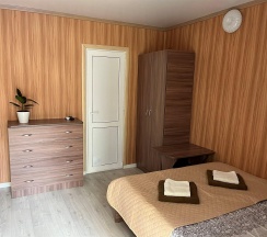Комната стандарт с 2 односпальными и 1 двуспальной кроватью в Гостевой дом