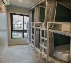 Кровать в общем номере в Yaks House Hostel