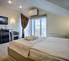 Двухместные апартаменты 18 Мансарда с видом на море двуспальная кровать в Exclusive Hotel&Apartments