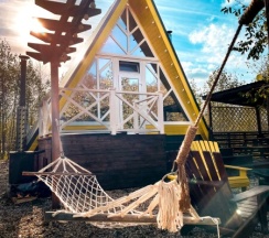 Желтый А дом в А у реки