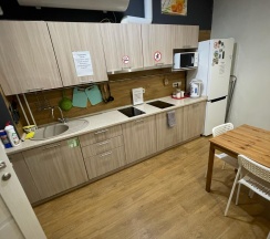 Кровать в 8-местном общем мужском номере в День&Ночь