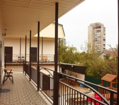 Трёхместный номер Standard с видом на горы в Гагра