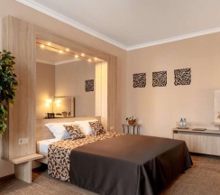 Супериор c одной большой кроватью в Cronwell Ника Center