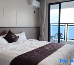 Двухместный номер Standard с балконом и с видом на море двуспальная кровать в Taishan Golden Beach Resort