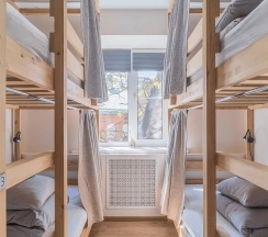 Кровать в 4-местном мужском номере (общие удобства) в Hot Place Guest House