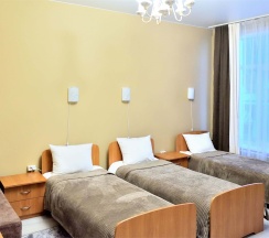 №8. Трехместный номер с дополнительным спальным местом и видом на горы в Прибой