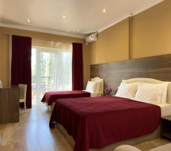 Трёхместный номер Супериор c 1 комнатой с балконом и с красивым видом из окна в Aimara