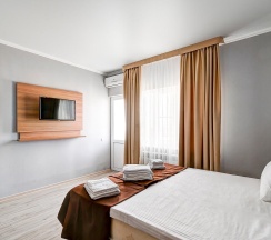 Номер люкс с балконом в Sea Family Resort & SPA
