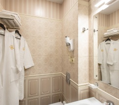 Номер первой категории  "Люкс с балконом" в Mari