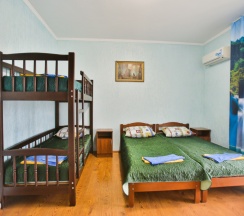 Четырёхместный семейный номер Standard с балконом и с видом на город в Жемчуг village