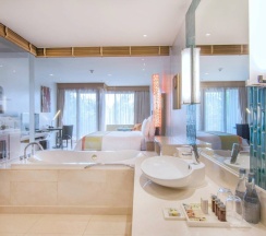 Двухместный номер Guest с балконом и с видом на сад двуспальная кровать в Renaissance Phuket Resort & Spa